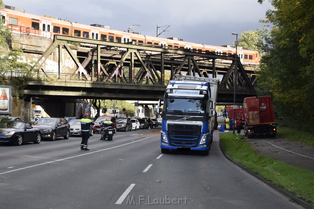 LKW blieb unter Bruecke haengen Koeln Ehrenfeld Innere Kanalstr Hornstr P484.JPG - Miklos Laubert